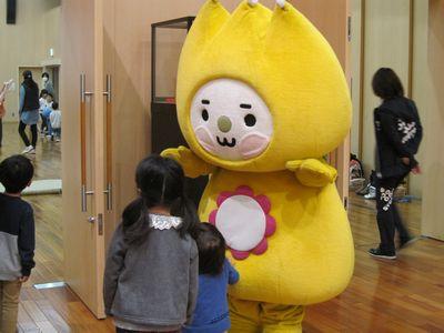マスコットキャラクター「はろっぴー」ちゃんのそばに2人の子供がいる写真