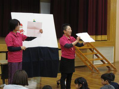 指導者の方が大きな色紙を持って前で説明をしている写真