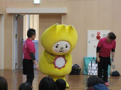 はろっぴーちゃんが参加者の前でお辞儀をしている写真