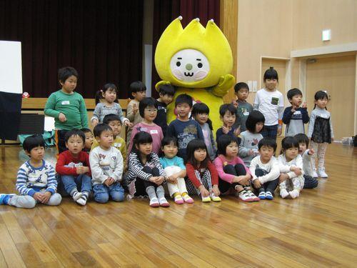 はろっぴーちゃんを囲んでの子供たちの集合記念写真