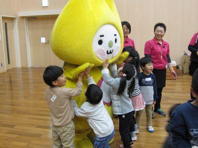 はろっぴーちゃんとハイタッチをしている子供たちの写真