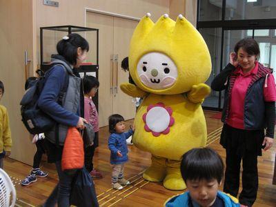 みんなとお別れをしているはろっぴーちゃんの写真