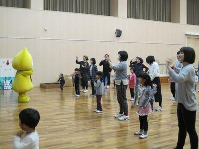 ハロッピーちゃんの周りでダンスをしている参加者達の写真