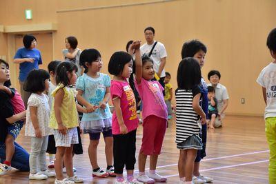 ペアの子供同士で手をつないで2列に並んでいる写真