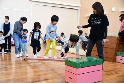 跳び箱にはしごがかけられていて、はしごの上を子どもたちが登っている写真
