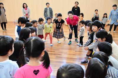 子どもたちが円になって集まっていてチクサクコールをしようとしている写真