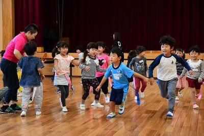 床の上を参加した子どもたちが走っている写真