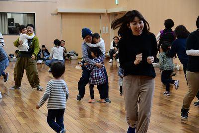 子どもたちが、笑顔でお母さんに抱きついている写真
