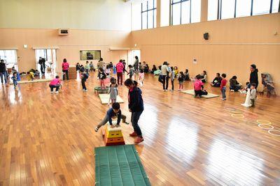 並んで跳び箱を飛んでいる子供たちの写真