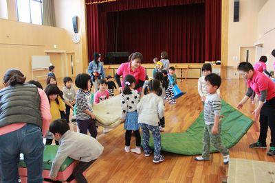 体育マットや跳び箱、コーンを運んでいるスタッフや、子供たちの写真