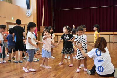 子供たちがお互いを見て手をつないでいる写真