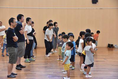 子どもと、親が向かい合って横に列を作っている写真
