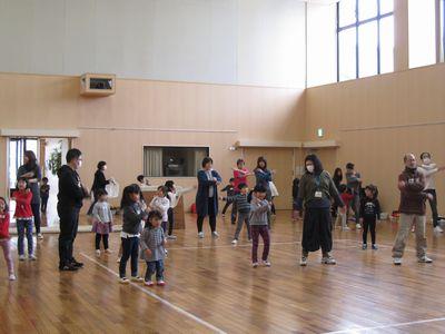 横に並び、ラジオ体操をする親子の写真