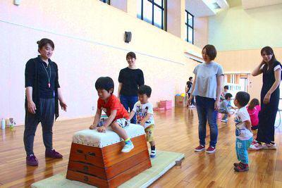 3段の跳び箱を飛んでいる子供たちの写真