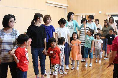 親子で手をつないで並んでいる参加者達の写真