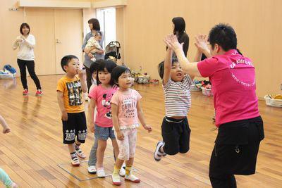 スタッフの方とハイタッチをしている子供たちの写真