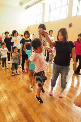 親子で手をつないで並んでいる写真