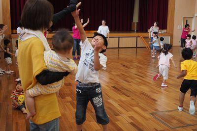 保護者とハイタッチをしている子供たちの写真