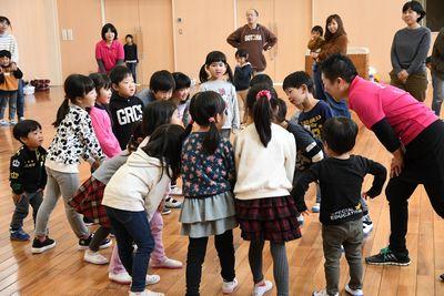 子供たちがチクサクコールをしようと円になって集まっている写真