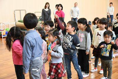 子どもたちが2列に並んでいて、男の子二人が繋いだ手を上にあげて見せている写真