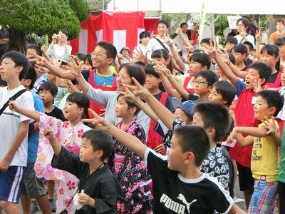 じゃんけん大会で手を上げグーチョキ・パーを出している子供たちの写真