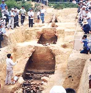 土を掘り起こした穴に窯跡があり、それをたくさんの見学者がみている写真