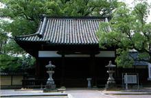 緑の木に覆われた高永山本山本門寺の写真
