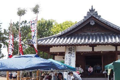 仁尾町賀茂神社の建物の前にテントやのぼり旗が設置されている写真