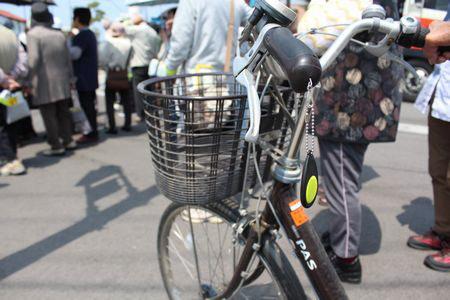 自転車のハンドルに反射板をぶら下げている写真