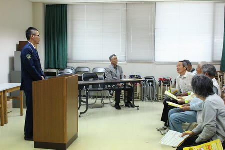 駐在所の神藤さんに話をしている男性の写真