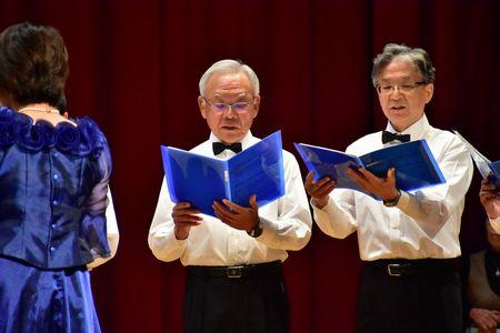 指揮者の豊岡 真弓さんから向かって右側の男性2名が歌を歌っている写真