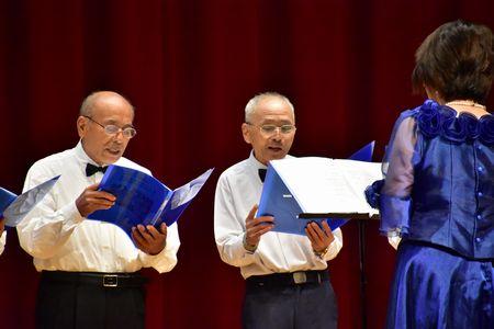 指揮者の豊岡 真弓さんから向かって左側の男性2名が歌を歌っている写真