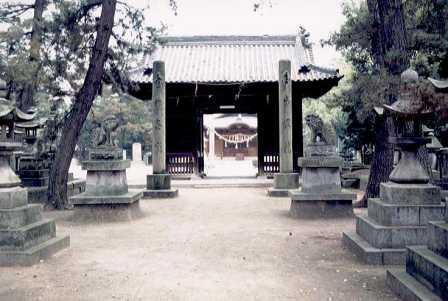 履脱八幡神社に続く門や狛犬などがある入口の写真