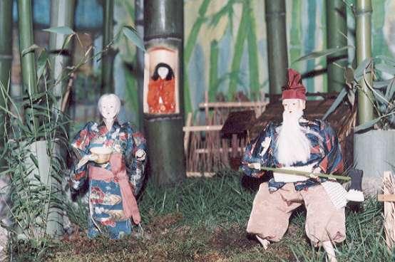 竹取物語を再現した老夫婦と女の子の人形の写真