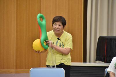 講師の清水 ヒロミさんが体操で使用する手具のボール、ベル、ベルターを手に持っている写真