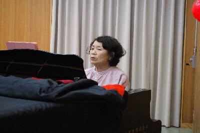 大喜 多恵子先生がグランドピアノを演奏している写真