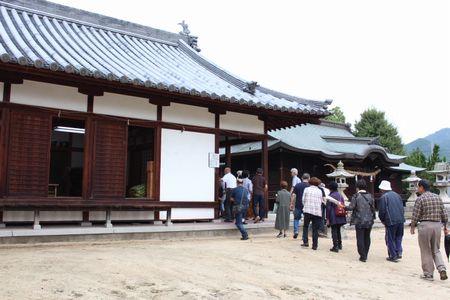 1列になって賀茂神社の建物の中に入ろうとしている参加者の人達の写真