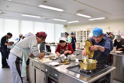 包丁で食材を切っている男性や、お鍋の蓋を開け中を混ぜている男性の写真