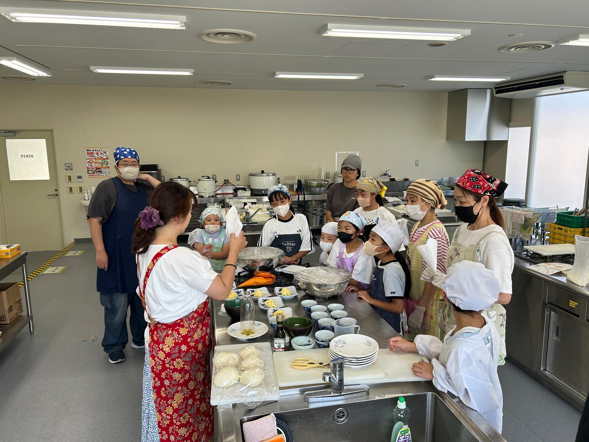 夏休み親子料理教室の様子