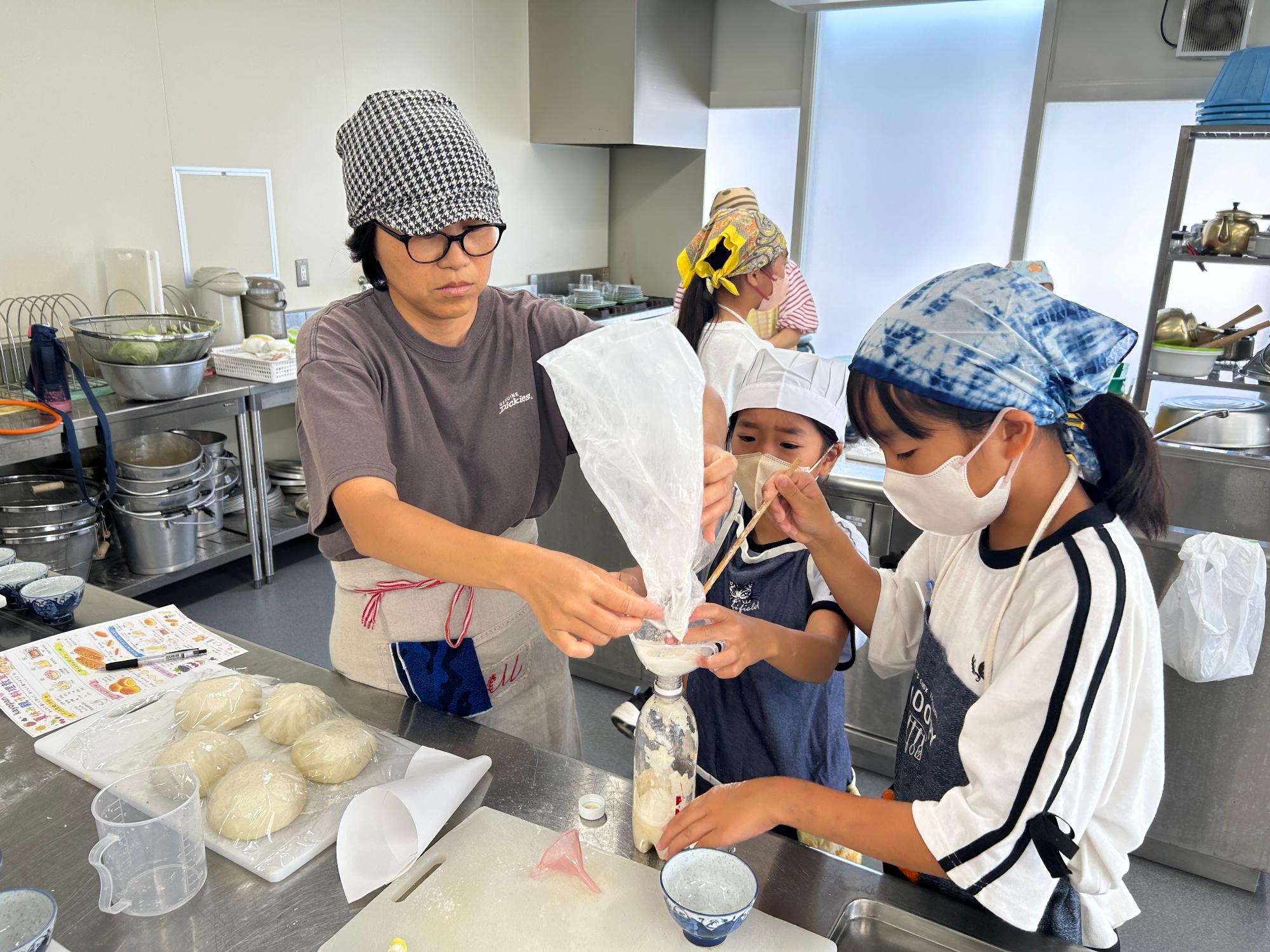 夏休み親子料理教室の様子
