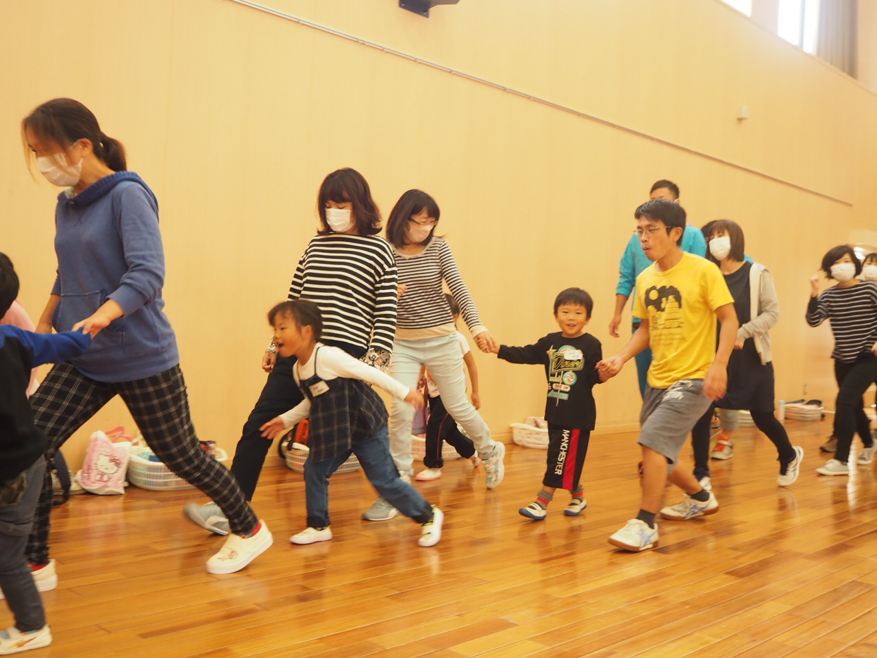 大股歩きをする親子たち
