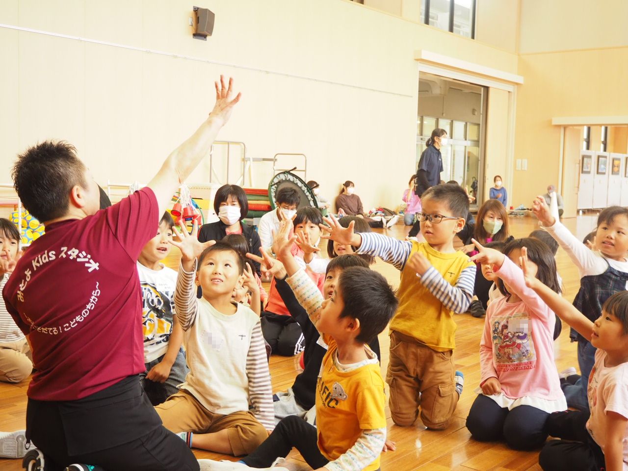 スタッフとじゃんけんをする子どもたち