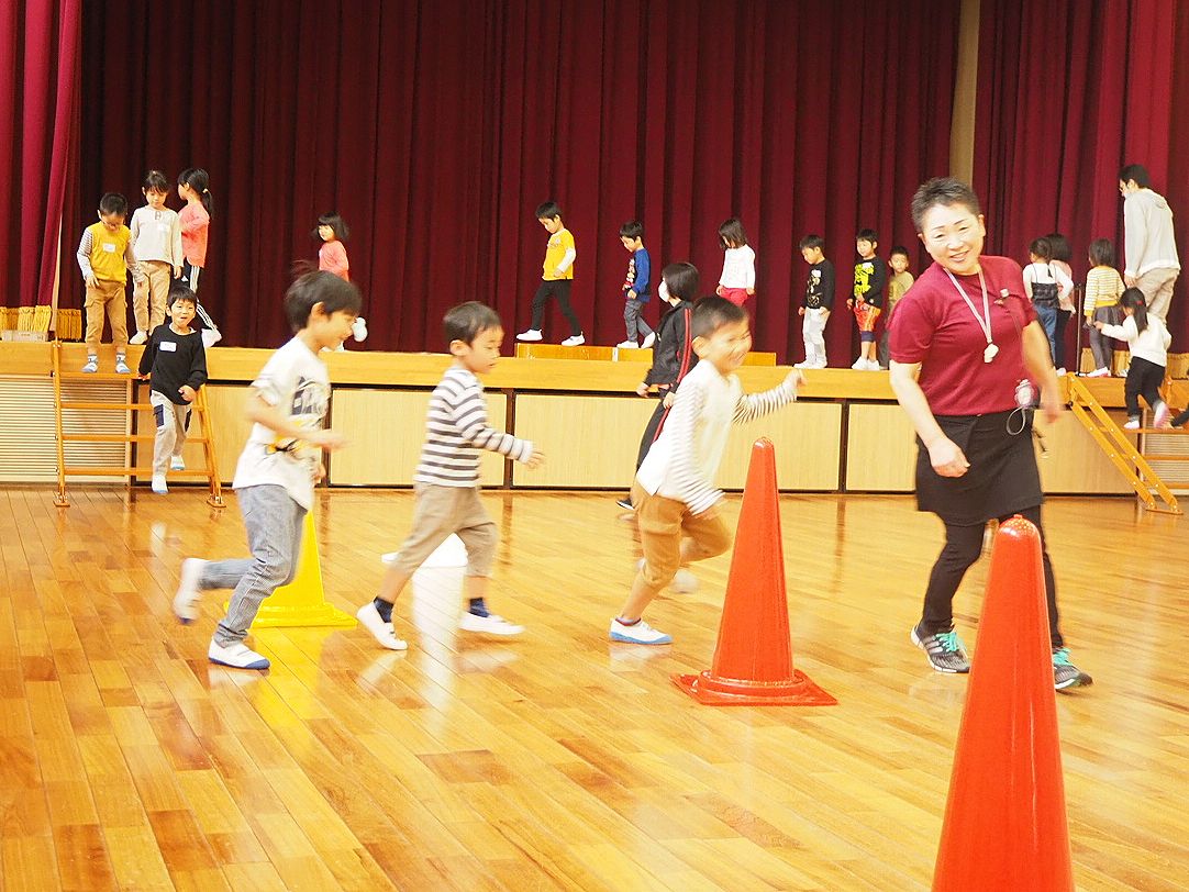 スタッフに続いて走る子どもたち