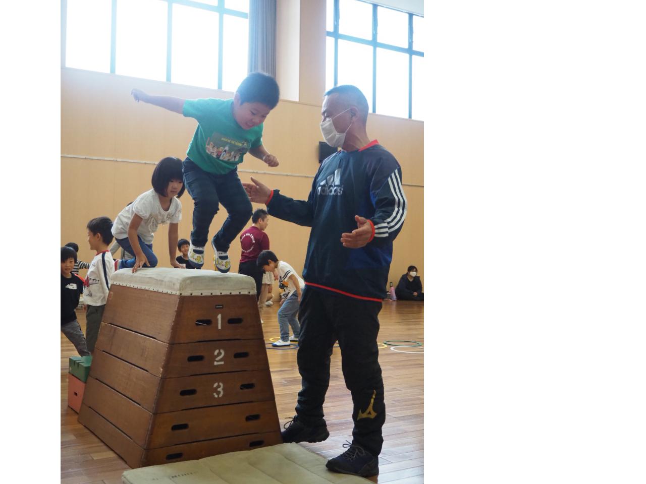跳び箱から飛び降りる子ども