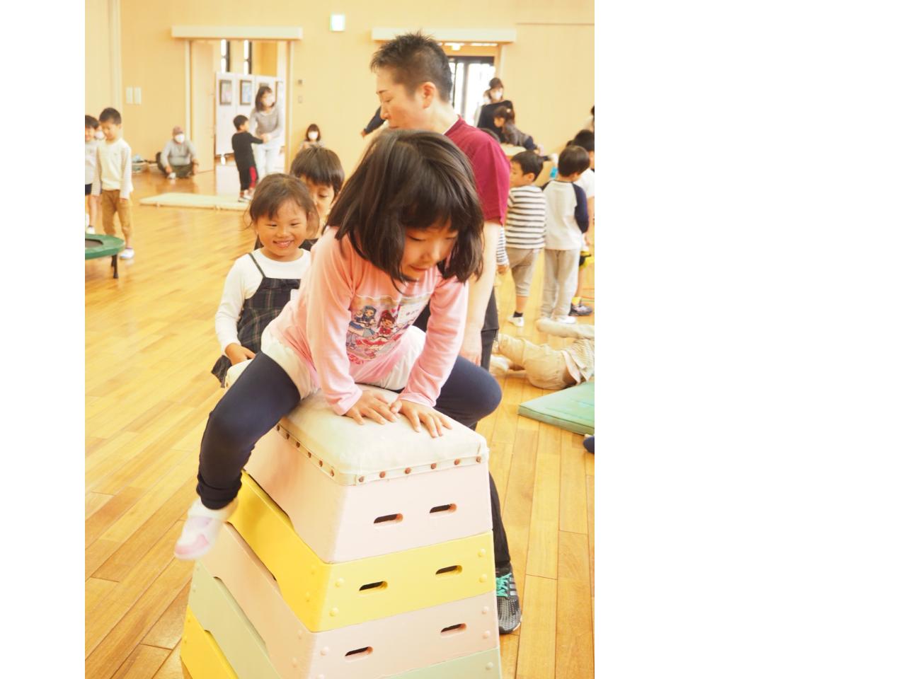 跳び箱に座る子ども