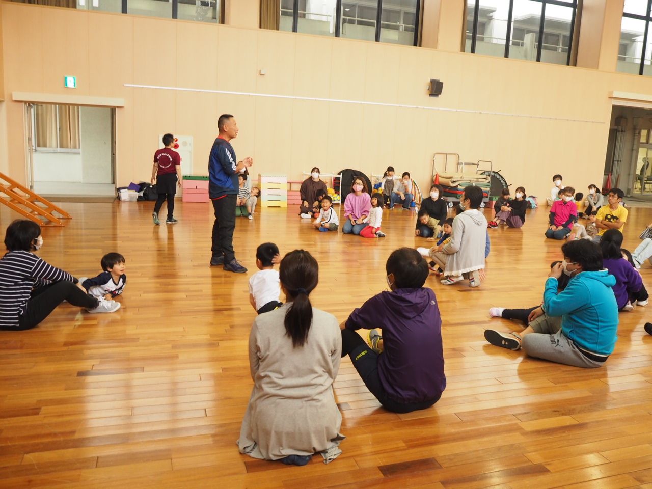 講師の話を聞く親子たち