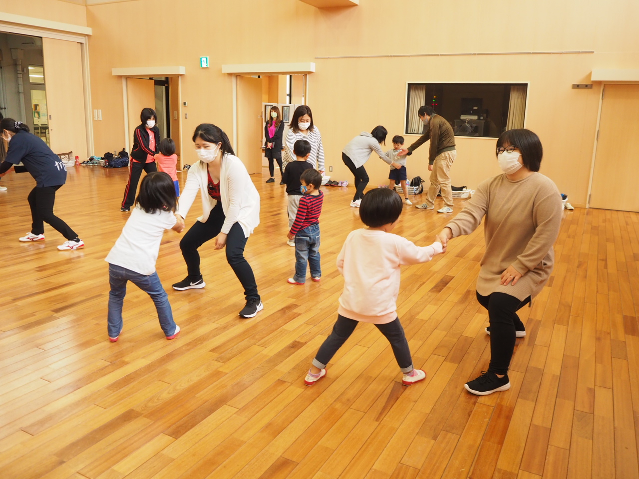 親子で手をつなぎ引っ張りあう