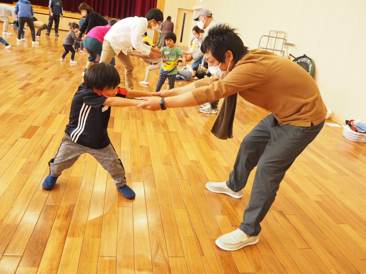 親子で両手を引っ張り合う動き