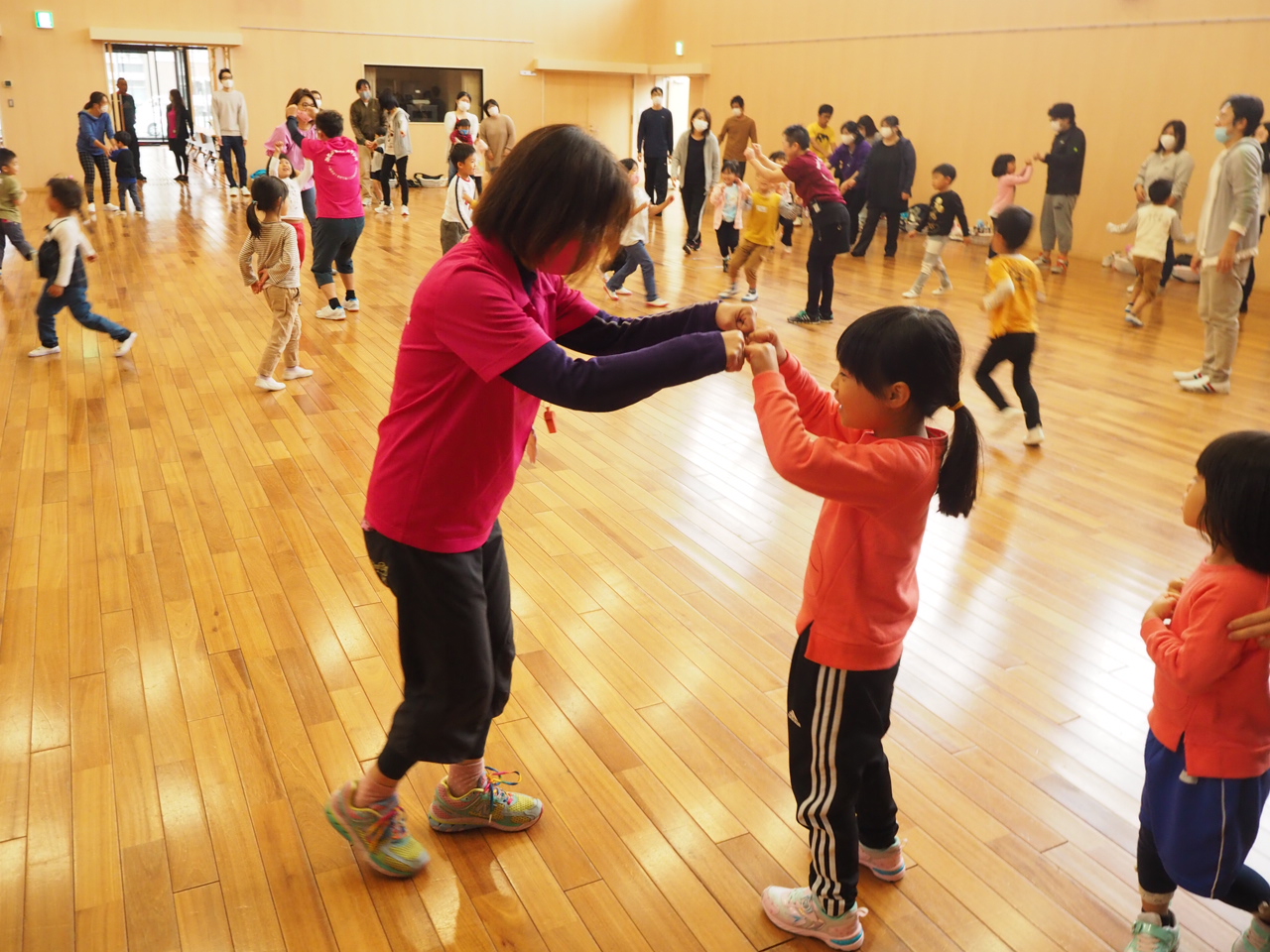 スタッフとグータッチする子ども