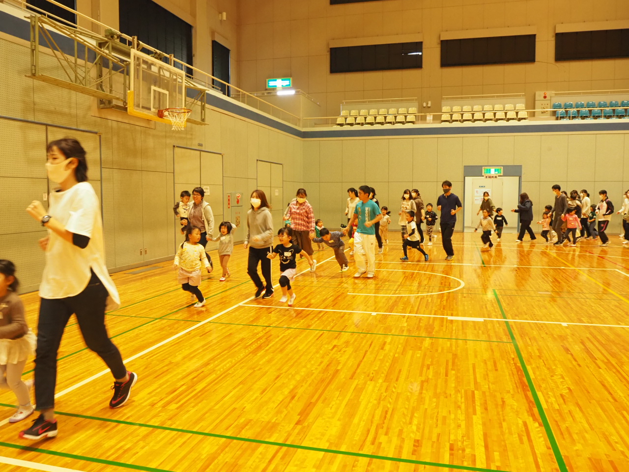 体育館を走る親子たち